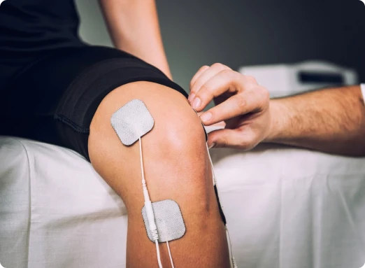 Foto de eletroterapia sendo usada no joelho